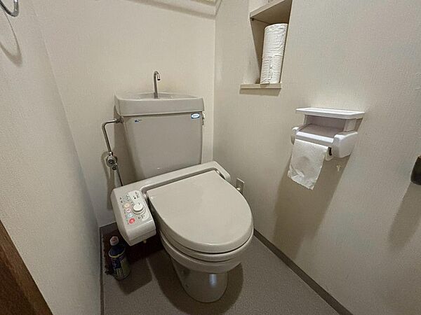 温水洗浄便座完備の洋式トイレです。