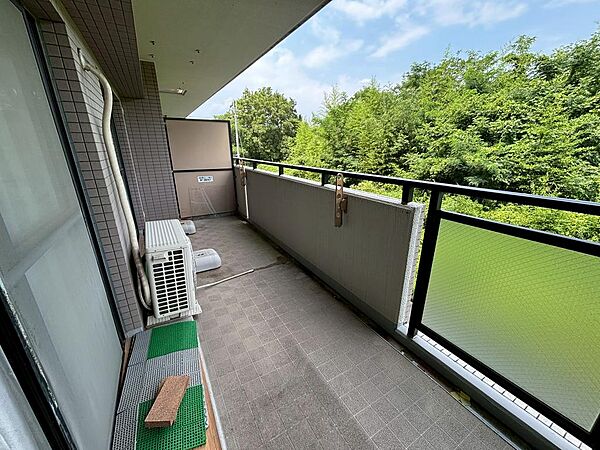 広々としたバルコニーは陽当たりもよくお洗濯もよく乾きそう♪