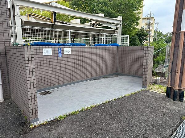 ゴミ捨て場があります。