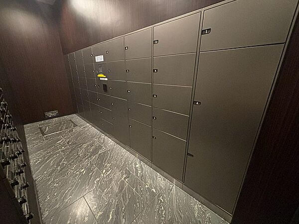 宅配ボックスもあり、不在時の荷物受け取りも楽々☆