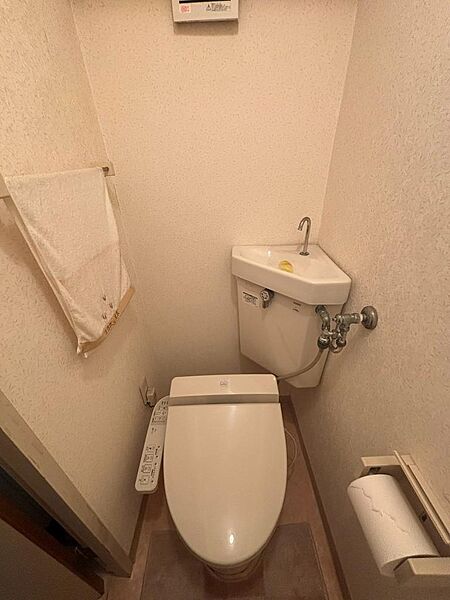温水洗浄便座完備の洋式トイレです。