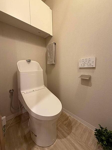 温水洗浄便座完備の洋式トイレです。操作のしやすい壁面リモコンがうれしい仕様。