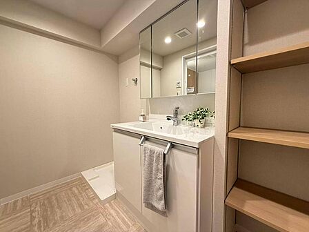 収納力と実用性を兼ね備えた三面鏡付き洗面台