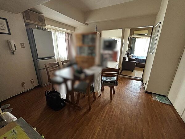 ご家族皆様が集まるダイニングは、大きくとった窓から明るい光が入ります！
