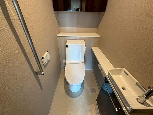 トイレには手洗いカウンターがあり、温水洗浄便座完備の操作がしやすい壁面リモコン付き。（2026年4月撮影）