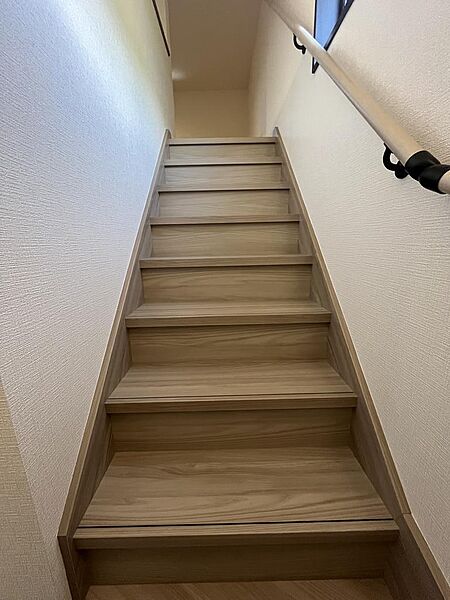 屋根裏収納へ続く階段