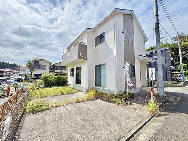 【外観】2026年3月内外装リフォーム済みのきれいな住宅。ゆとりある敷地で、快適な暮らしをお楽しみいただけます。