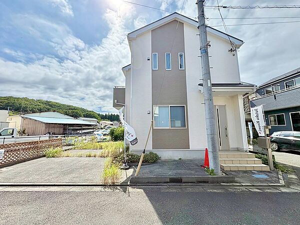 【駐車場】カースペース2台分（車種による）ございますので、ご家族それぞれのお車をお持ちの方にも便利です。