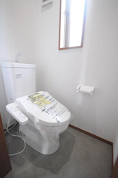 【2階トイレ】あると嬉しいセカンドトイレを完備。忙しい朝の時間帯や来客時にも重宝し、毎日の暮らしにゆとりをもたらします。