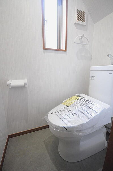 【1階トイレ】清潔で快適に使える温水洗浄便座を採用。窓付きで自然換気もしやすく、心地よい空間を保てます。