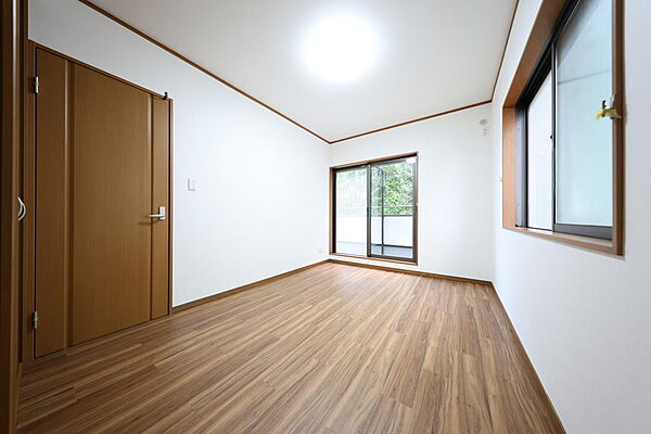 【洋室約6.0帖(1)】一日の終わりをゆったりと過ごせる洋室。落ち着いたプライベート空間としてお使いいただけます。