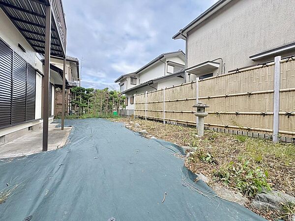 【庭】ゆとりある広々としたお庭。季節の草花を育てるガーデニングや家庭菜園など、戸建ならではの楽しみが広がります。