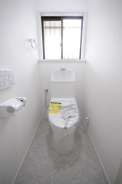【1階トイレ】明るく清潔感のあるトイレ空間。シンプルで洗練された内装が、爽やかな印象を演出します。
