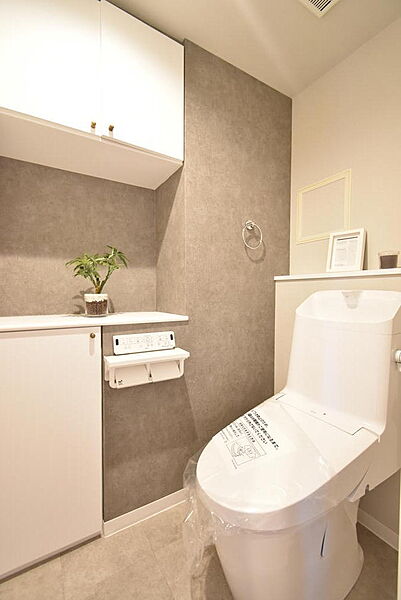 最新の節水型トイレです！隅々までお掃除のしやすい構造になっています！100年キレイが続くコーティングが施されています♪