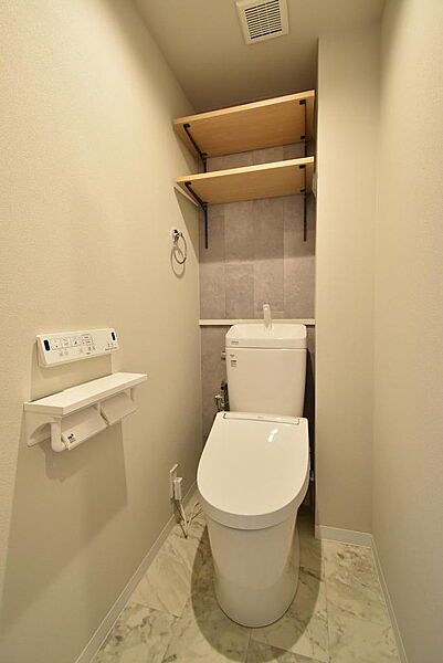 最新の節水型トイレです！隅々までお掃除のしやすい構造になっています！100年キレイが続くコーティングが施されています♪
