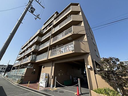 ぜひ現地をご確認下さい。陽当りや通風性など各所に施された工夫で住みやすさを実現。部屋の大きさや周辺環境・街並など、資料には掲載していない情報が現地にはたくさんございます。