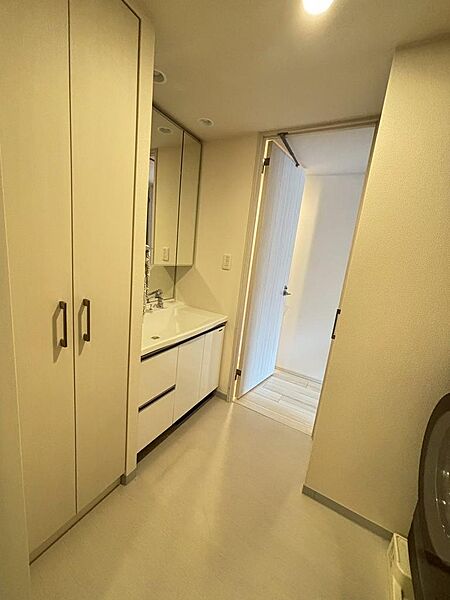 タオル類などの収納に便利なリネン庫も設けられています。