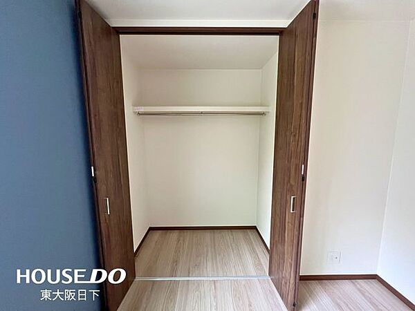 1F洋室6帖収納：クローゼットが備わっており、衣類・バッグなどを収納していただけます！