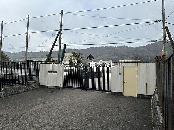 東大阪市立孔舎衙東小学校 710m