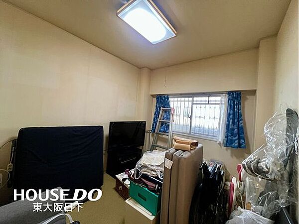 洋室約5.5帖：寝室や書斎、趣味の部屋など多用途に活用可能です♪