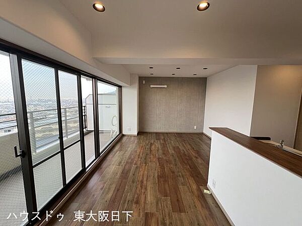 LDK14.9帖：室内にいても、たっぷりの陽光と爽やかな風を感じて頂ける、開放感あふれるリビングです。ご家族と穏やかに過ごす、心地の良い時間が流れます！
