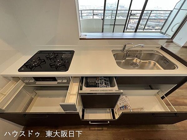 キッチン：奥にしまったものもサッと取り出せるスライド収納。スペースを無駄なく使えます！