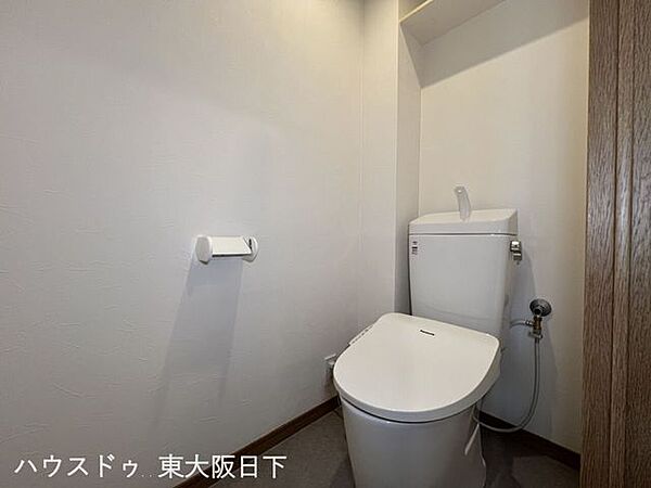 トイレ：1年を通して快適に使用できる温水洗浄便座機能付きトイレです。手洗いタンク付きで、使用後すぐに手を洗うことができます！