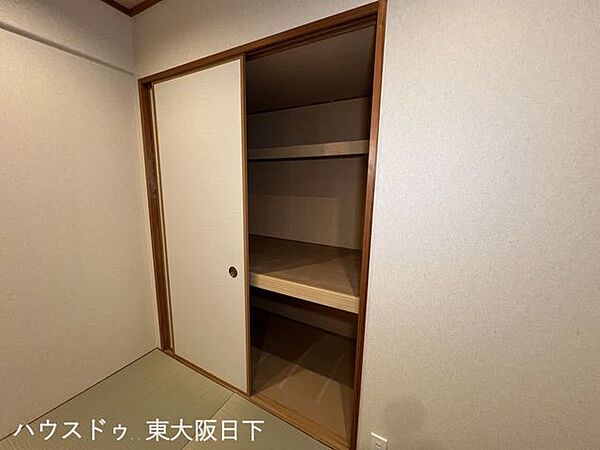 押入：押入が設置されていますので、お布団など置き場に困る季節の物なども収納できます♪