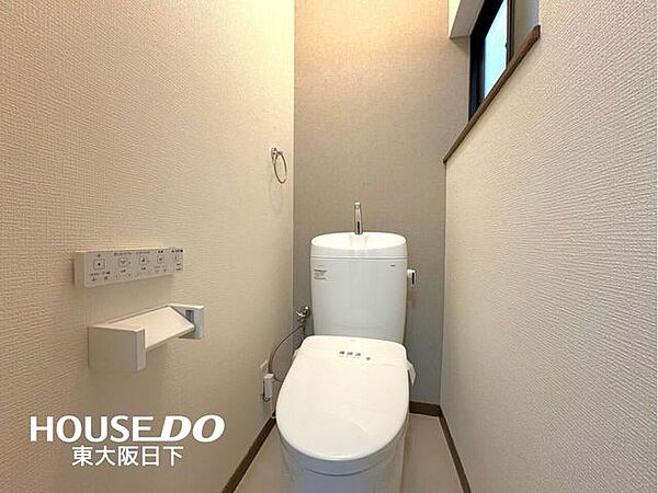 トイレ：温水洗浄便座付きのトイレです。窓があるため、自然換気が可能です。