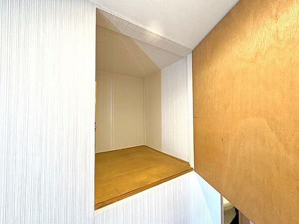 収納：扉付きの廊下収納で生活感を上手にカバー。来客時も安心できるスマートな住空間です♪