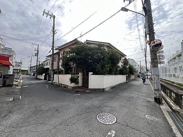 建築条件なしで、自分流の家づくりを。138平米超の敷地は、並列2台駐車や広いバルコニーなど夢が広がります。現況空家につき内覧相談可。お早めにお問合せください。