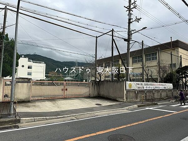東大阪市立孔舎衙小学校 770m