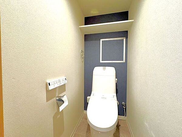 トイレ：ウォシュレット機能付きのトイレ。壁面にはニッチ（棚）がございます。トイレットペーパーのストックや芳香剤などを置くスペースとして活躍しそうです！