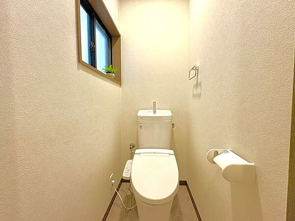 ・トイレ：温水洗浄便座付きのトイレです。窓があるため、自然換気が可能です。