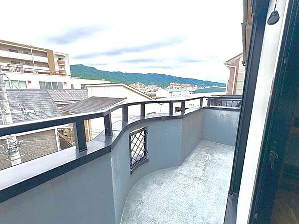 ・バルコニー：開放的なバルコニーから見える山並みと街並みが織りなす景色は、季節の移ろいを感じさせます。晴れた日には青空と白い雲が織りなす絶景をお楽しみいただけます！