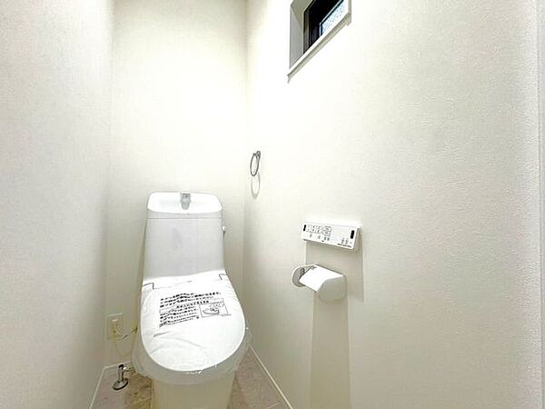 ・トイレ：温水洗浄便座付きのトイレです。窓があるため、自然換気が可能です。