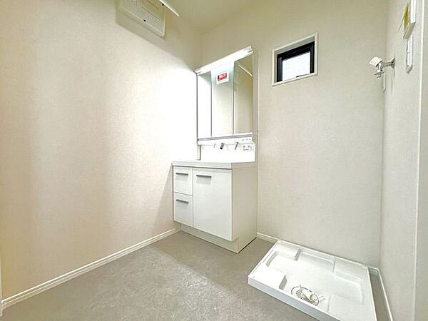 ・洗面所：朝の準備が楽にできる独立洗面台です！身支度やお風呂上がり、寝る前の準備などの際に嬉しい大きな鏡付きです♪