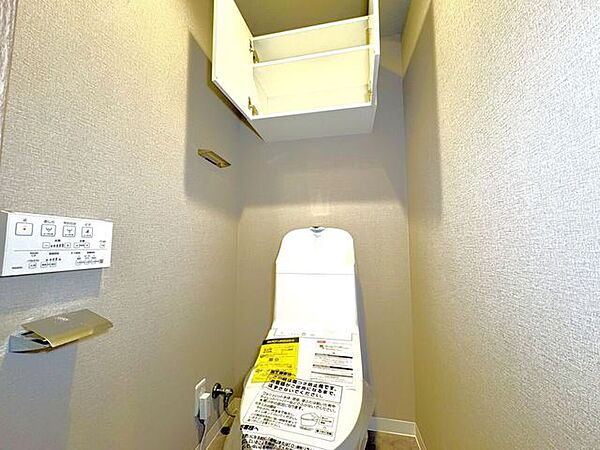 ・トイレ:ウォシュレット機能付きのトイレ。また、壁面にはニッチ（棚）がございます。トイレットペーパーのストックや芳香剤などを置くスペースとして活躍しそうです！