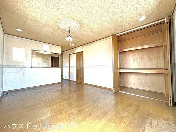 2階LDK15帖：家族と過ごすひと時を溢れる光が優しく包み込むリビングダイニング♪家族とともに、心穏やかに過ごすことができます♪