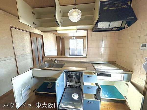 2階キッチン：キッチンは対面式キッチンで、お料理をしながらリビングの様子が見えます。シンク下収納はスライド式の為、奥にしまい込んだ調理器具等の取り出しもスムーズに行えるため、調理がはかどりそうです♪