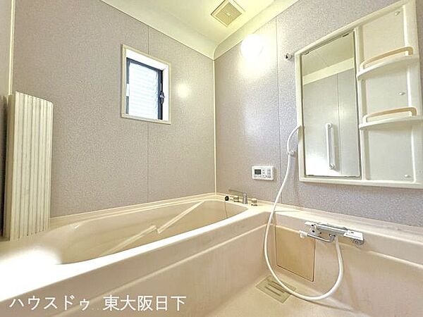 浴室：ゆったり足の延ばせる浴槽で一日の疲れを癒すバスタイムを実現！冬に嬉しい追い焚き機能付きでいつでも適温のお風呂に入れます♪