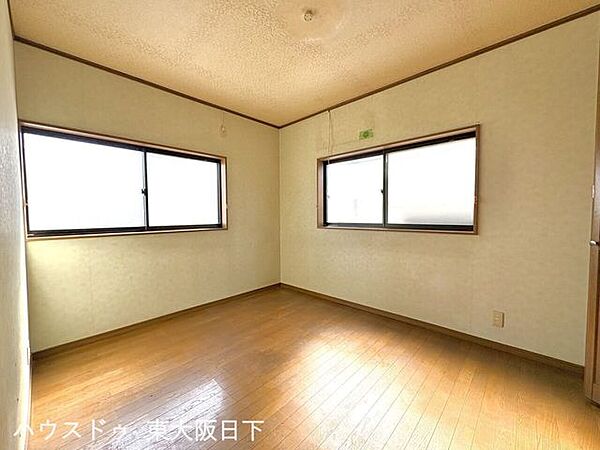 1階洋室6帖：リビングと隣接する6帖の洋室。扉を開けたままにすると開放的な空間が広がります。テレワークなど集中して作業をしたいときは閉めて、個室としてお使いいただけます♪