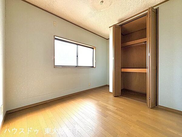 3階洋室5帖：収納完備、窓付きのお部屋です。書斎や子供部屋としても使いやすそうですね♪
