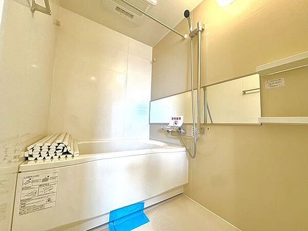 ・浴室：1日の疲れを癒すバスルームは、心地よいリラックスを叶える清潔感溢れる美しい空間です。心からゆったりと寛いでいただけるよう、ゆとりのスペースを確保してます♪
