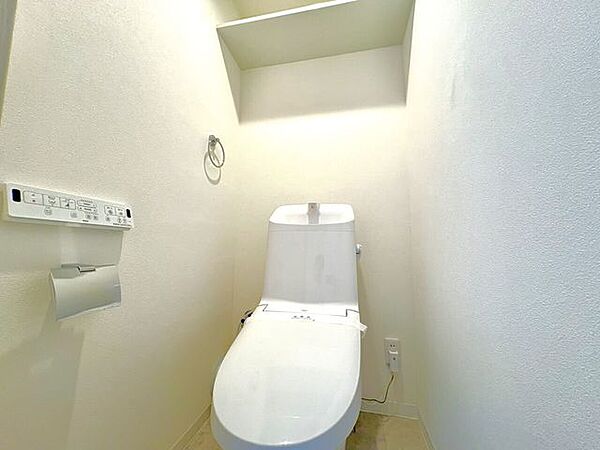 ・トイレ：1年を通して快適に使用できる温水洗浄便座機能付きトイレです。