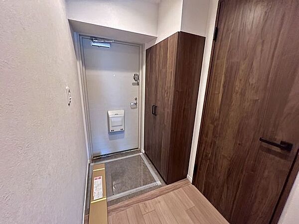 玄関：開放感のある広々スペースのお客様を招きやすい玄関です！玄関がいつも片づく大容量シューズボックス付きです♪