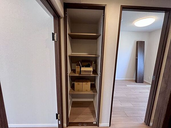 ・収納：奥行きのある廊下収納を設置。かさばる季節家電や防災用品もまとめて保管できます！