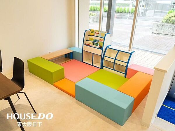 お子様連れのお客様につきましては、店内にキッズスペースをご用意しております！お席から目の届く位置にございますので安心してご来店下さいませ♪