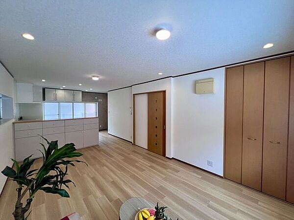 ・LDK16.5帖：家族みんなが爽やかに健やかに過ごせるように、溢れる光をたっぷり取り込んだリビングダイニング。集いの場、憩いの場としての快適性を求めたやすらぎの空間です♪