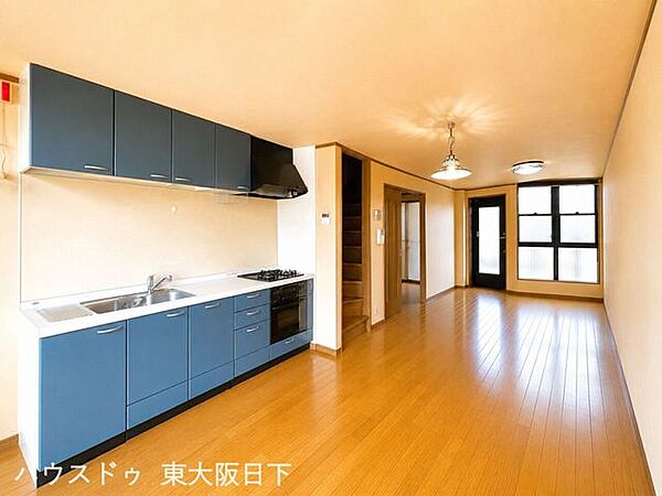 LDK：家族みんなが爽やかに健やかに過ごせるように、溢れる光をたっぷり取り込んだリビングダイニング。集いの場、憩いの場としての快適性を求めたやすらぎの空間です♪
